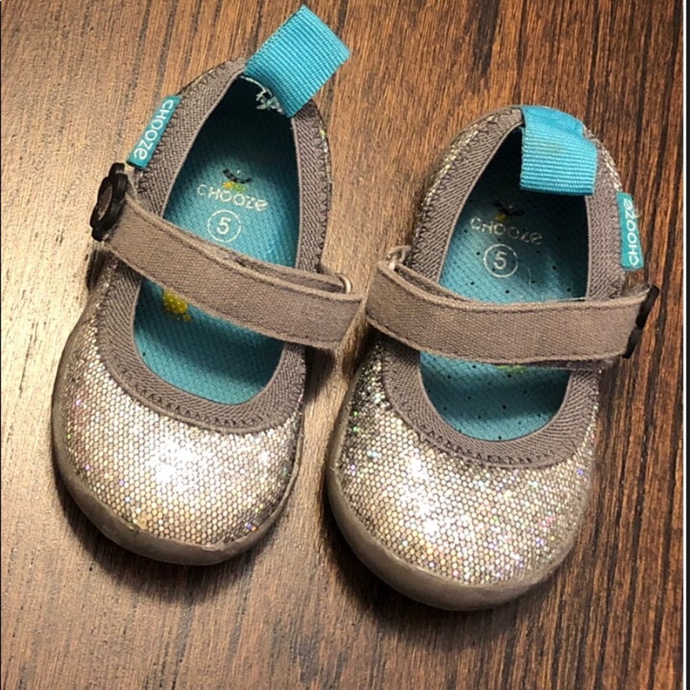 Chooze toddler shoes size 5. Like new condition